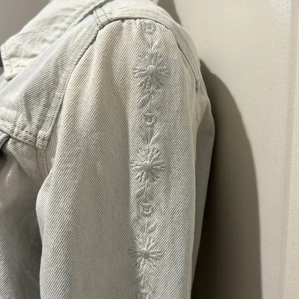LEVI’S Bleached Denim Trucker Jacket Embroidered Sleeves Y XL Fits S Small Adult